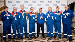 Участники команды Мосэнерго и ее руководитель Александр Осипов (в центре, с кубком серебряного призера соревнований)
